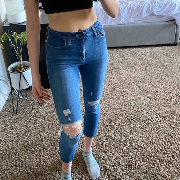 High Rise Skinny Levis with Back Pocket Design - Picture 2 of 4